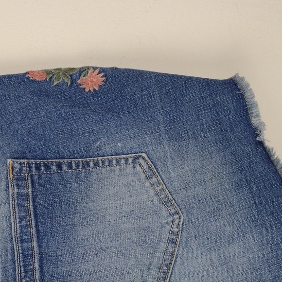 Torrid Embroidered Strategically Faded Cut Off Jean Perfect Summer Shorts EUC - Picture 6 of 13